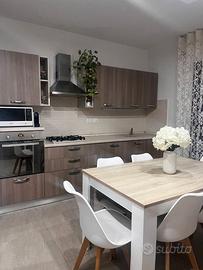 Cucina con tavolo e sedie.