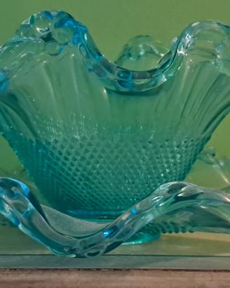 centrotavola con vaso e piatto in vetro colorato