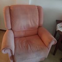 Poltrona con poggia piedi