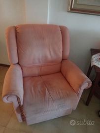 Poltrona con poggia piedi