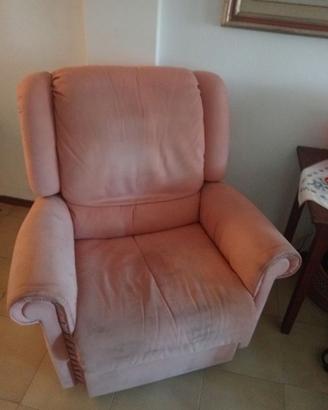 Poltrona con poggia piedi