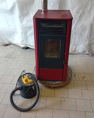 stufa a pellet con tubi e aspirapolvere 