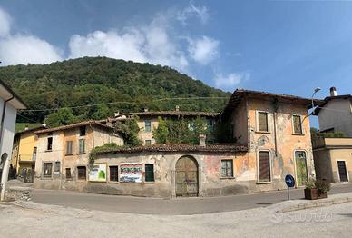 Villa di 1000 m² con più di 5 locali a Valbrona