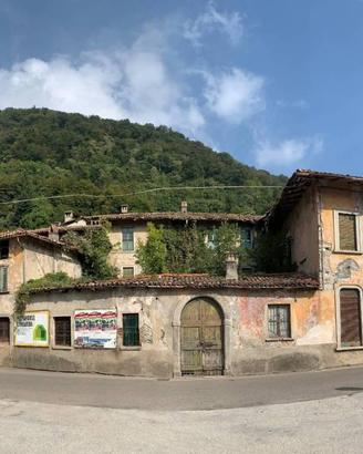 Villa di 1000 m² con più di 5 locali a Valbrona