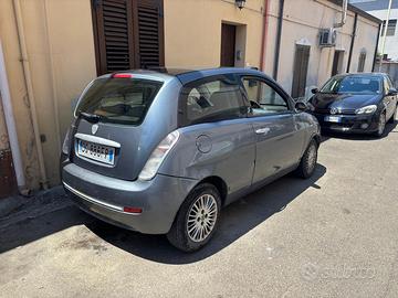 Lancia y