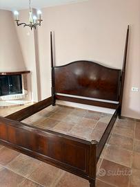 Elegante letto in legno massello di grande pregio