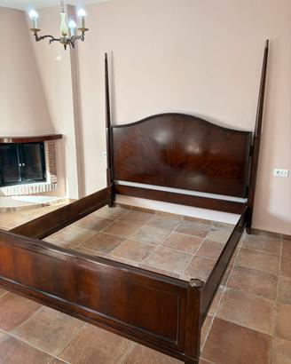 Elegante letto in legno massello di grande pregio