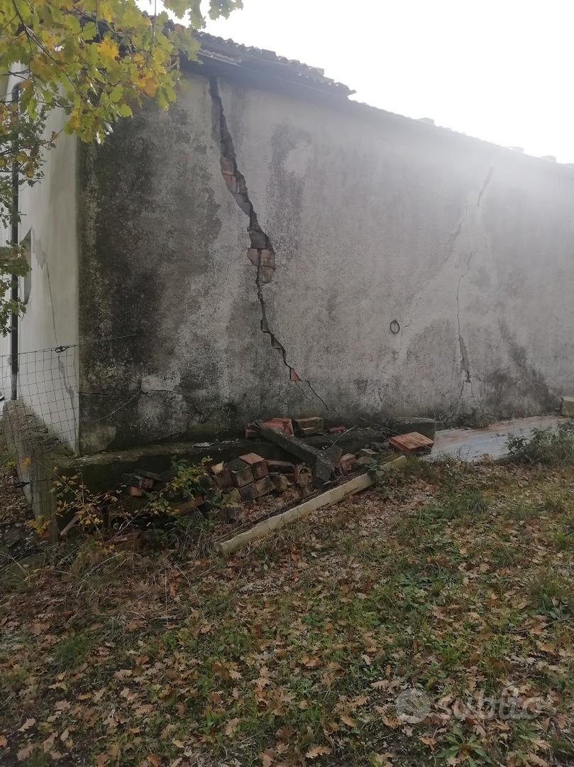 Terreno con fabbricati collabende - Altro
