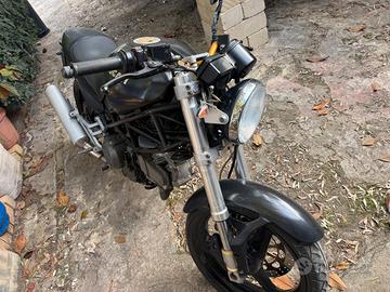 moto Ducati Monster 600 dark