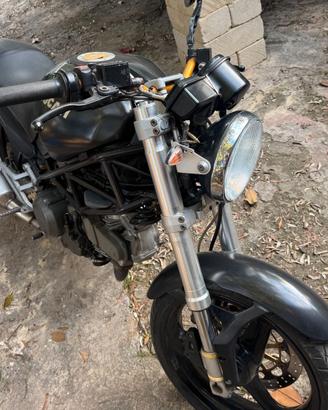 moto Ducati Monster 600 dark