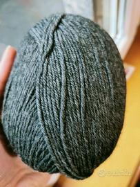 n. 8 gomitoli grigio scuro da 100gr