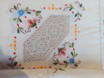 Tovaglia ricamata a mano per 12 coperti 