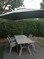 Tavolo da giardino con sedie ed ombrellone