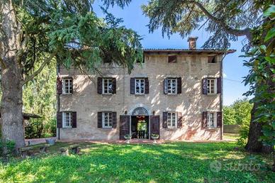 Rustico / Casale di 850 m² con più di 5 locali e b