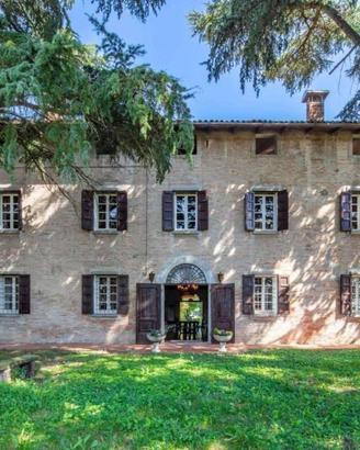 Rustico / Casale di 850 m² con più di 5 locali e b