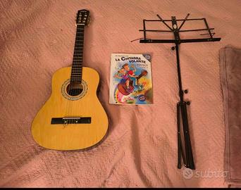 Chitarra, leggio e libro di studio per ragazzi del