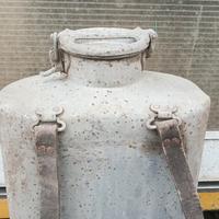 Antico Bidone a spalle per latte in alluminio