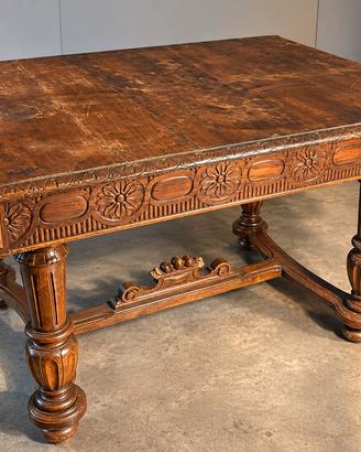 Tavolo antico allungabile in legno intagliato