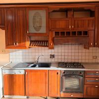 Cucina classica in legno massello e marmo Carrara