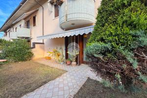 VILLA A SCHIERA A CASTEL D'AZZANO