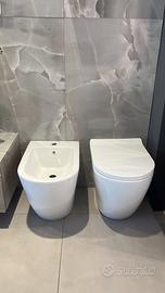 Coppia sanitari filo muro vaso ,bidet e  coperto