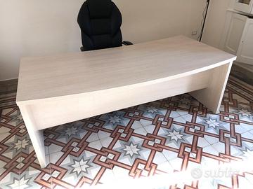 Scrivania e mobile basso per ufficio