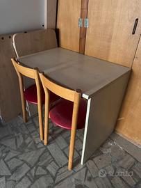 Scrivania con 2 sedie in legno