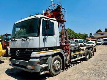 MERCEDES 2531 SCARRABILE + GRU + POLIPO (6x2)