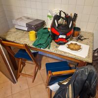 Tavolo di marmo con gambe in legno