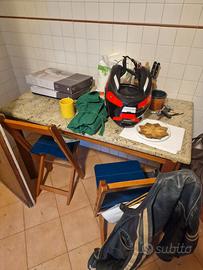 Tavolo di marmo con gambe in legno