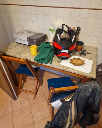 Tavolo di marmo con gambe in legno