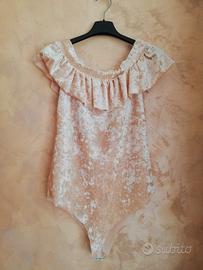 Body donna con balza al collo effetto velluto.