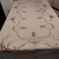 Tovaglia beige ricamata a mano