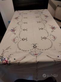 Tovaglia beige ricamata a mano