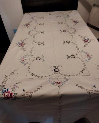 Tovaglia beige ricamata a mano