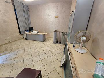 Locale commerciale ristrutturato - via l