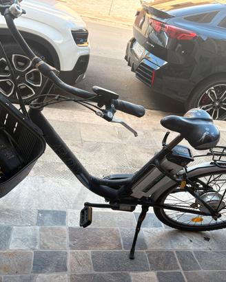 Bicicletta con pedalata assistita