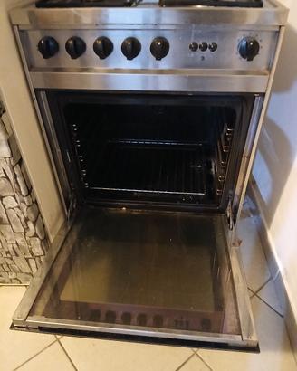 bombola e forno a gas in basso