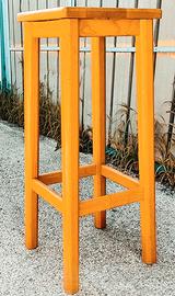 Sgabello in legno massello perfetto mai usato.