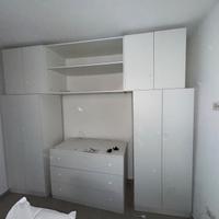 Grande armadio molto spazioso con cassettiera