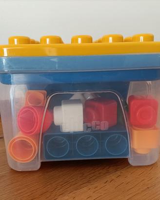 Sedia Chicco con costruzioni 
