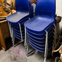 Sedie in plastica blu e aluminio