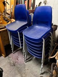 Sedie in plastica blu e aluminio