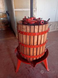 Torchio, botti castagno, pigiadiraspatrice