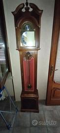 Orologio a pendolo con colonna