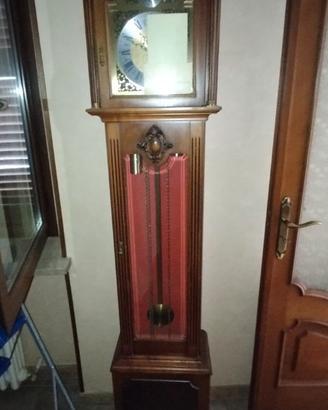 Orologio a pendolo con colonna