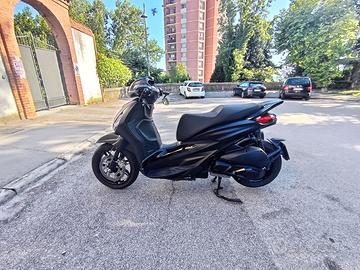 Beverly 300 hpe deep black