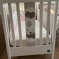 Lettino con sbarre per bambino/a