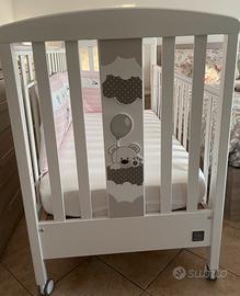 Lettino con sbarre per bambino/a