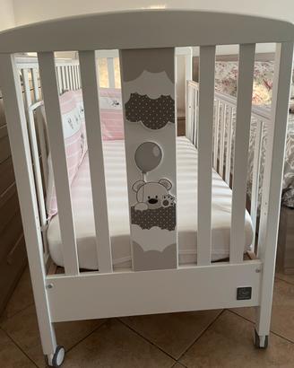 Lettino con sbarre per bambino/a